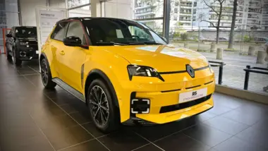 Photo de RENAULT 5 E-TECH ÉLECTRIQUE iconic cinq 150 ch autonomie confort Jaune