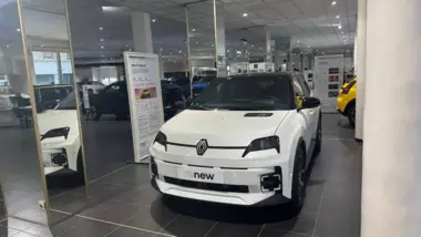 Photo de RENAULT 5 E-TECH ÉLECTRIQUE techno 150 ch autonomie confort - 26 Blanc