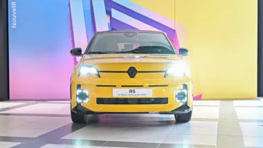 Photo de RENAULT 5 E-TECH ÉLECTRIQUE iconic cinq 150 ch autonomie confort Jaune