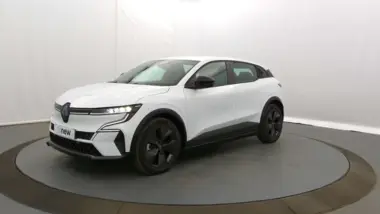 Photo de RENAULT MEGANE E-TECH Equilibre 130 ch autonomie urbaine AC7 GSR2 Blanc